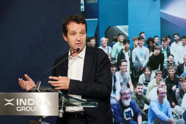 Indra Establece 346 Alianzas con Centros de FP y Anticipa Contratación del 75% de sus Prácticos