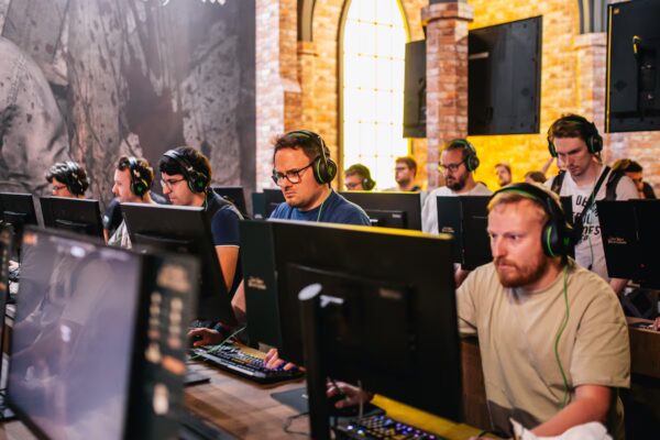 Más Allá de los Videojuegos: La Oscura Realidad de la Radicalización en Foros de Gamers