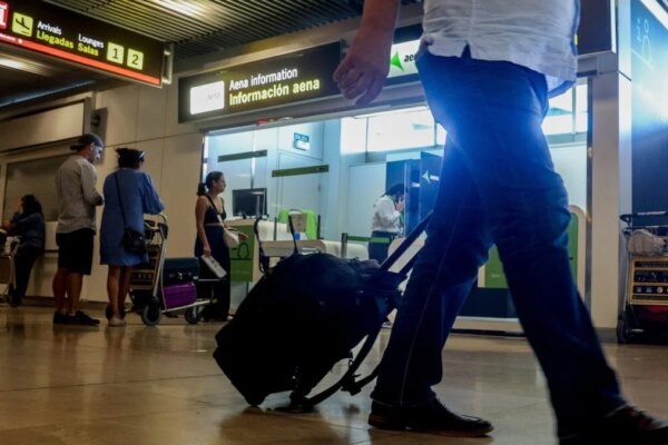 Bruselas Actúa: España en el Punto de Mira por Multas a Aerolíneas por Cargos de Equipaje de Mano