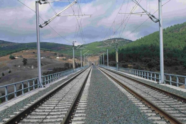 El Gobierno invierte 34 millones en el mantenimiento energético del tren Madrid-Barcelona