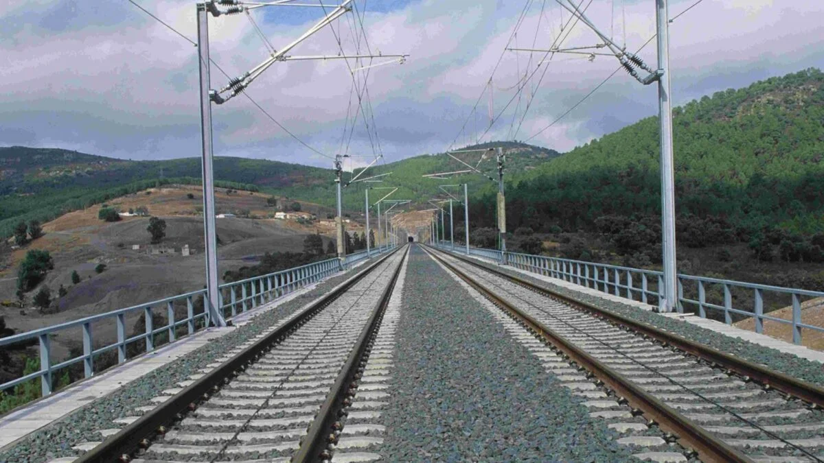 El Gobierno invierte 34 millones en el mantenimiento energético del tren Madrid-Barcelona