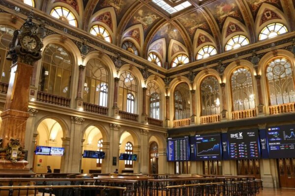 Ibex 35 se Desploma un 0,4% a Mediodía, pero Se Mantiene por Encima de 15.600 Puntos