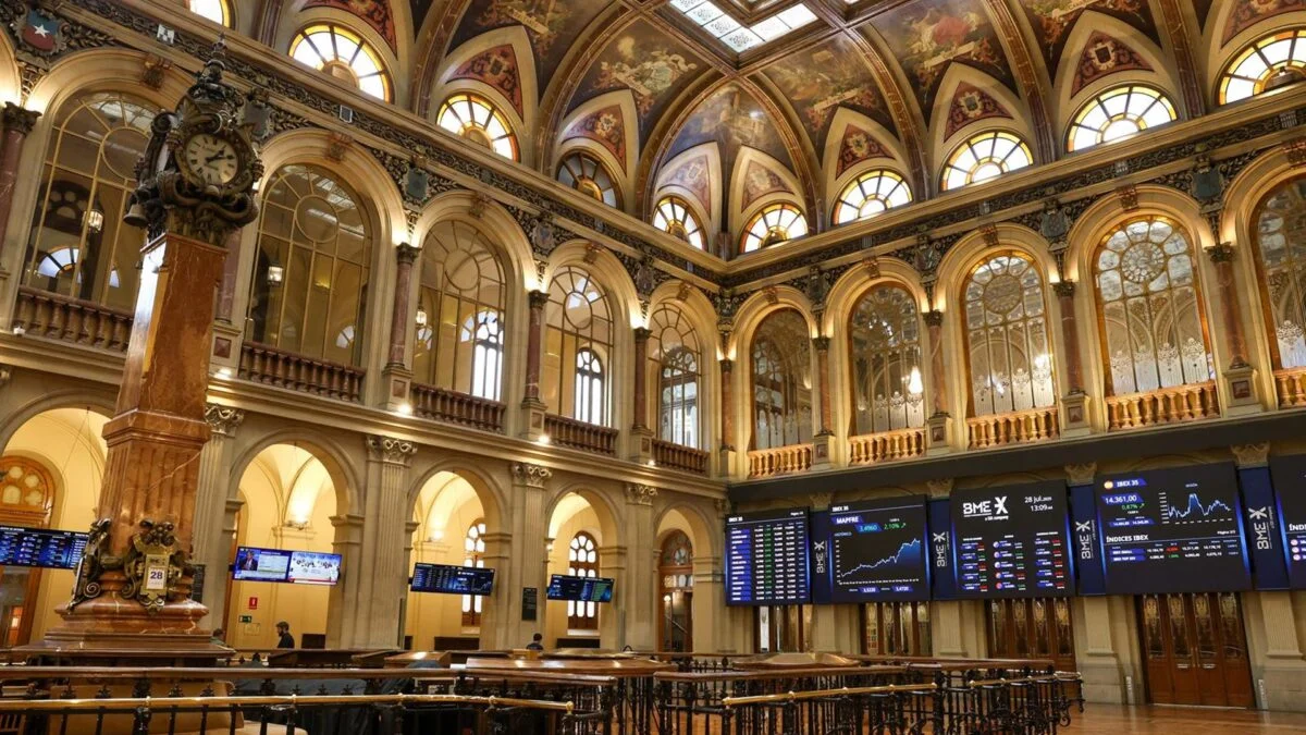 Ibex 35 se Desploma un 0,4% a Mediodía, pero Se Mantiene por Encima de 15.600 Puntos