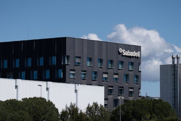 Sabadell: Corporance Instó a Accionistas a Considerar el Efecto de la OPA en Empleados y Clientes