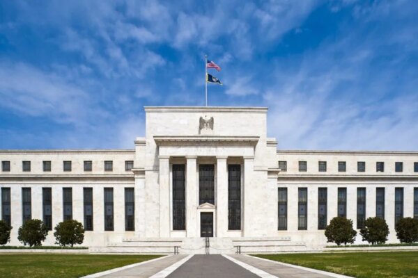 Fed Advierte: Prudencia en Tipos de Interés y Pronóstico de Inflación Superando el 3%