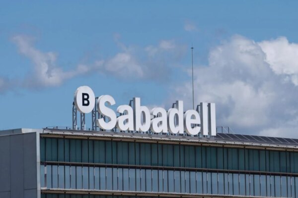 Gigantes Financieros Modifican Inversiones en Sabadell Previo al Cierre de la OPA de BBVA