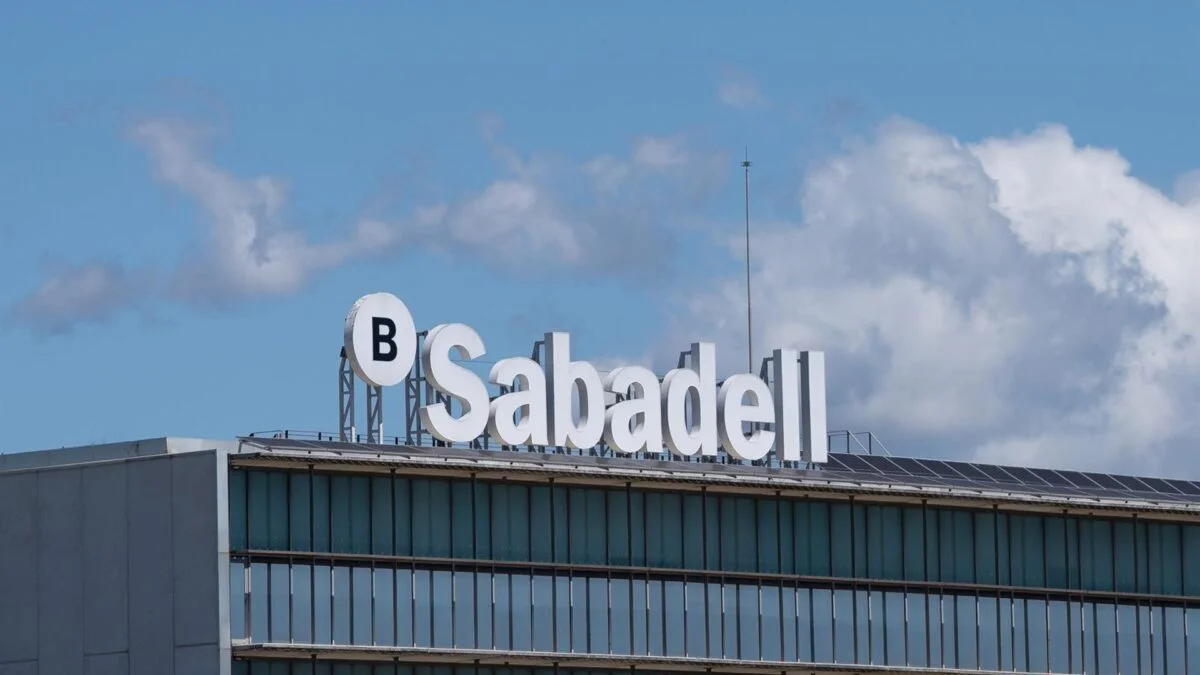 Gigantes Financieros Modifican Inversiones en Sabadell Previo al Cierre de la OPA de BBVA