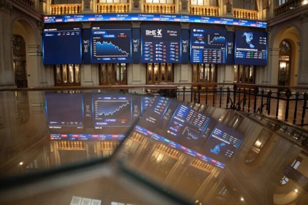 Ibex 35 cierra en descenso del 0,60% y pierde el nivel de 15.600 puntos