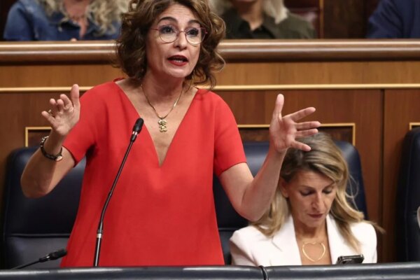 El Gobierno rechaza leyes asturiana y extremeña: ayudas por lobos y reducción de tasa nuclear en la mira