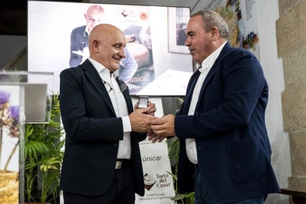 Toño Pérez: Nombrado Embajador Oficial de la Torta del Casar, un Reconocimiento Gastronómico destacado