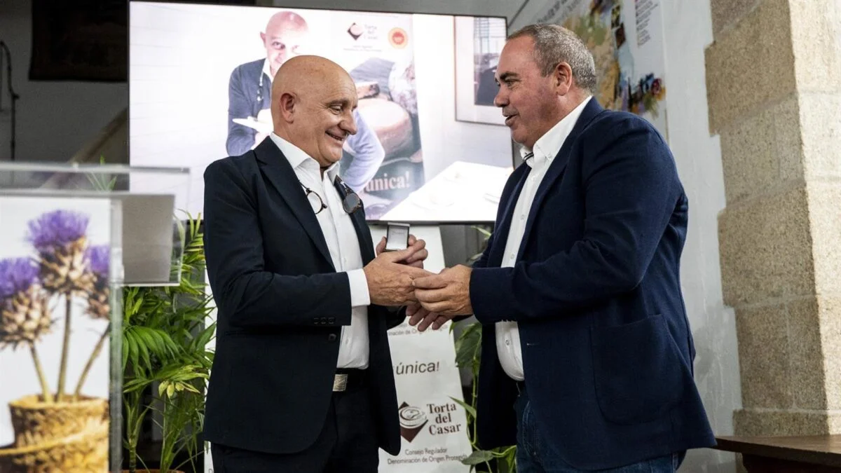 Toño Pérez: Nombrado Embajador Oficial de la Torta del Casar, un Reconocimiento Gastronómico destacado