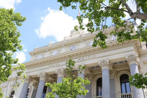Ibex 35 Detiene su Ascenso y Cae un 0,7%: Ojos Puestos en la OPA BBVA-Sabadell
