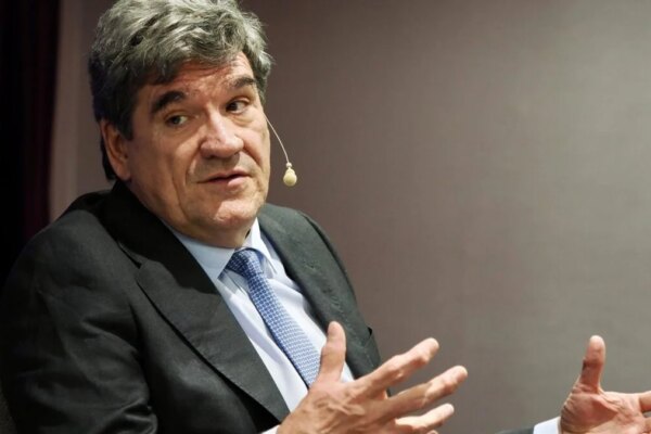 Escrivá del Banco de España propone evaluaciones obligatorias e imparciales para todas las leyes