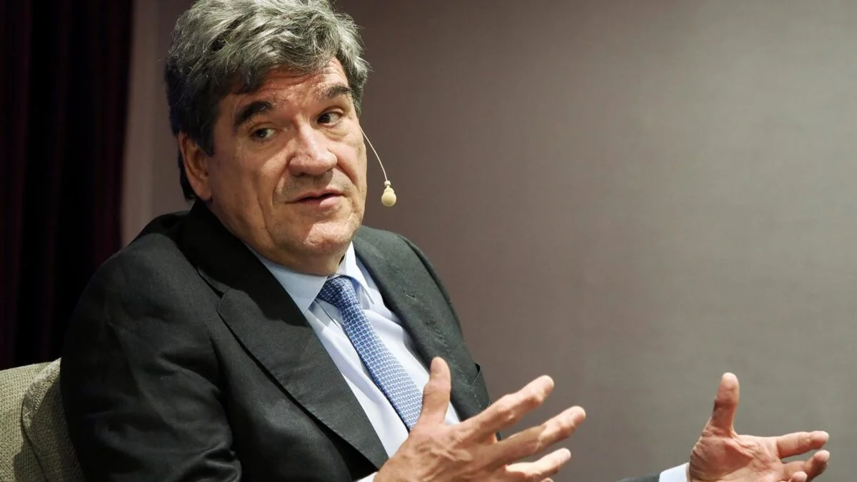 Escrivá del Banco de España propone evaluaciones obligatorias e imparciales para todas las leyes