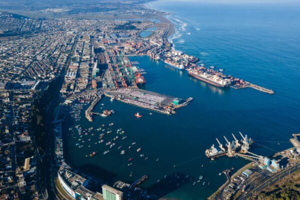 ACS y Sacyr se Unen para Competir por un Puerto Chileno de 1.680 Millones, Desafiando a Acciona