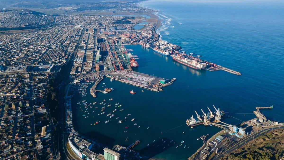 ACS y Sacyr se Unen para Competir por un Puerto Chileno de 1.680 Millones, Desafiando a Acciona