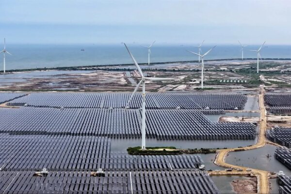 China Lidera Exportaciones Globales de Tecnología Limpia, Superando a EE. UU. en Petróleo y Gas