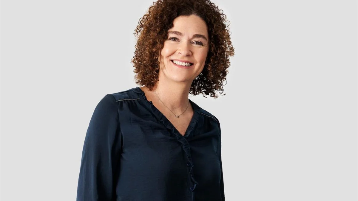 Indra Potencia Su Estrategia en Cataluña con el Ascenso de Anna Ortí como Líder del Equipo Directivo