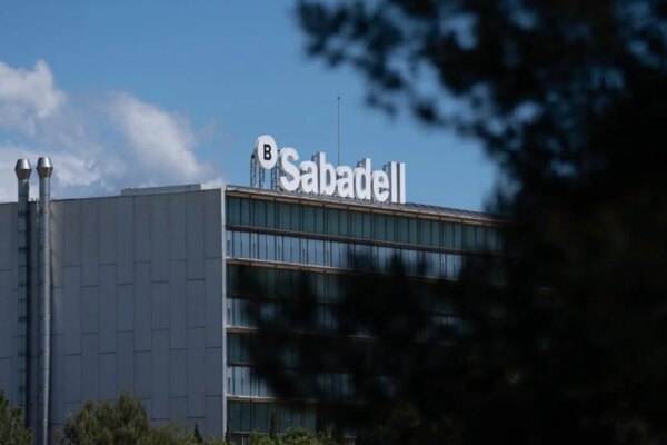 Directivos de Sabadell, liderados por González-Bueno, invierten 711.000 euros en 220.000 acciones del banco