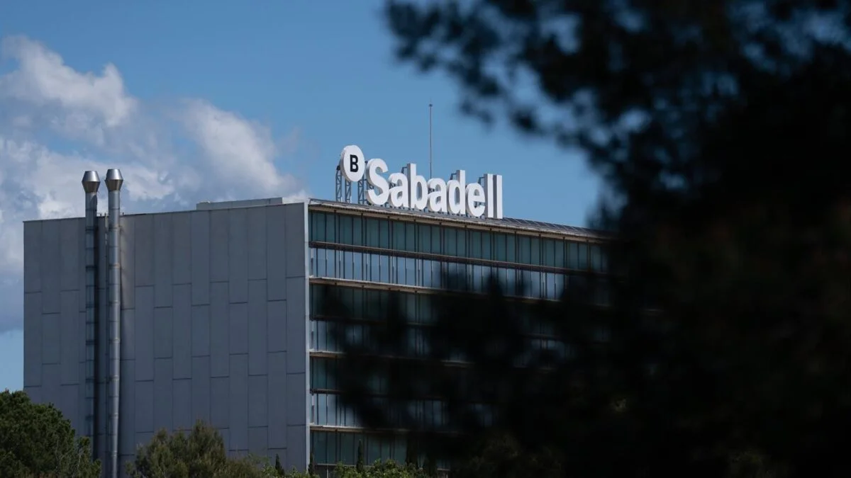 Directivos de Sabadell, liderados por González-Bueno, invierten 711.000 euros en 220.000 acciones del banco