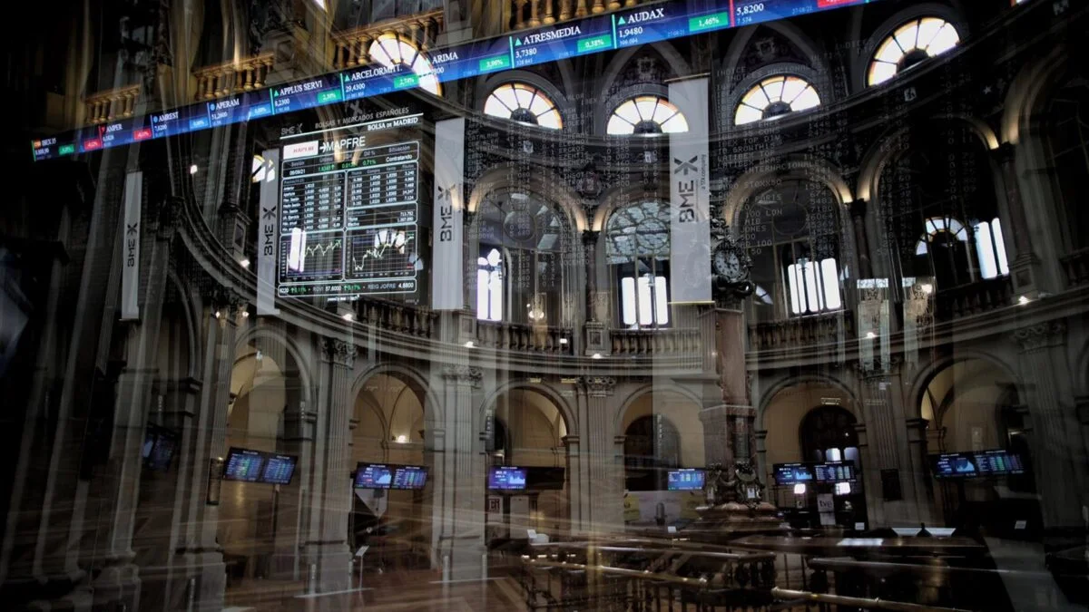 El Ibex 35 repunta un 0,48% en el cierre y supera los 15.600 puntos