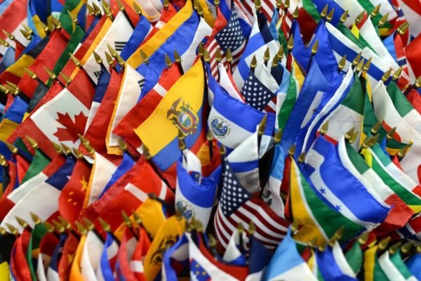 FMI Exhorta a América Latina y el Caribe a Priorizar la Consolidación Fiscal para Aliviar la Deuda