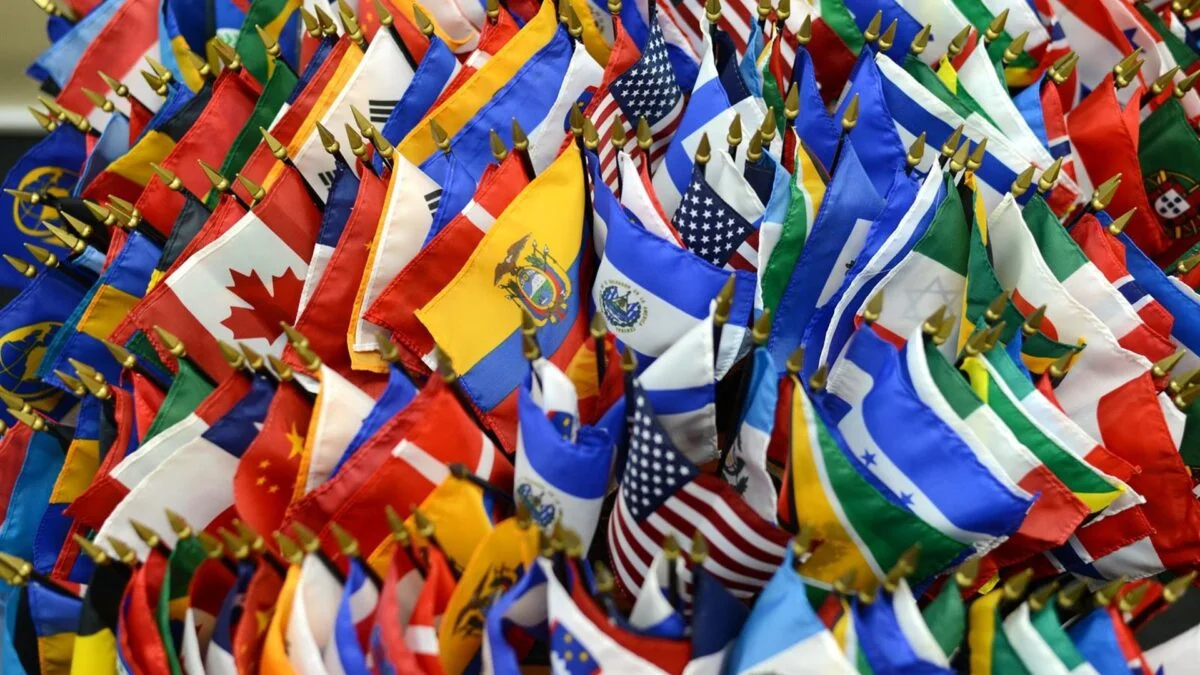 FMI Exhorta a América Latina y el Caribe a Priorizar la Consolidación Fiscal para Aliviar la Deuda