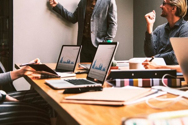 Lo Último de la Semana: Innovaciones de Omnia, Deel y Payflow que No Te Puedes Perder