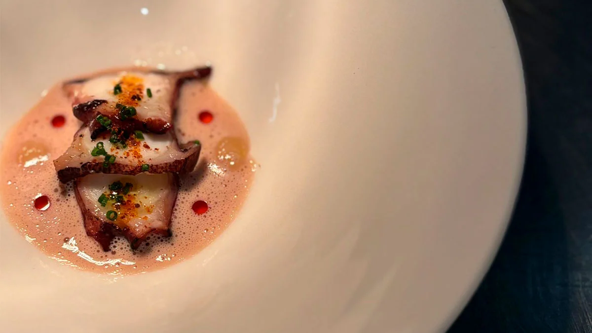 Deléitate con el Sabor del Mar: Gastronomía Gallega en Forbes House con Pulpo, Mariscos y Pescado a la Brasa