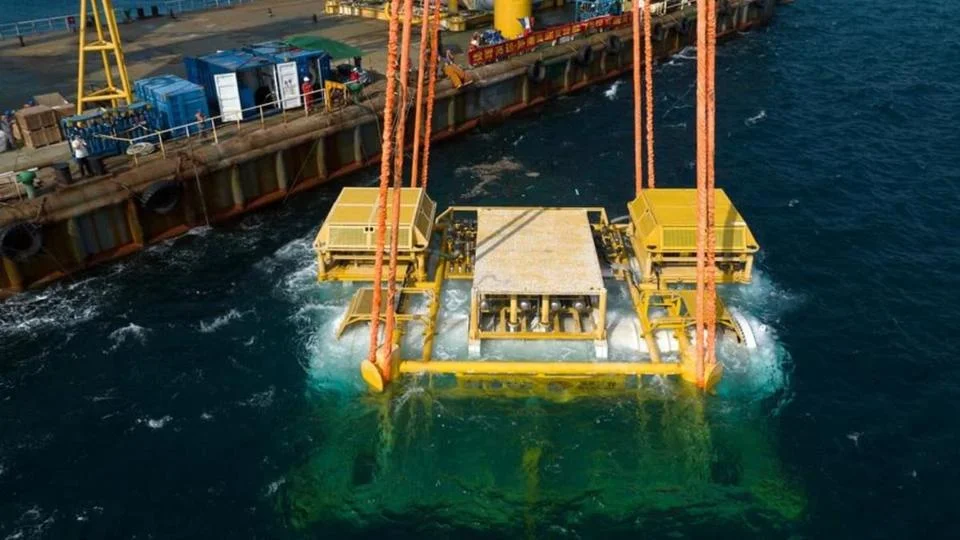 China Lanza Innovador Centro de Datos Submarino Mientras EE. UU. Apunta al Futuro con una Estación Espacial