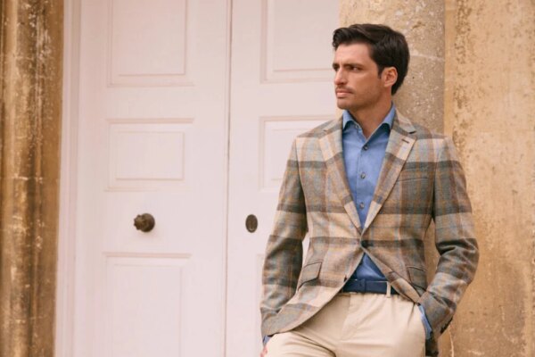 Carlos Sainz Jr. Revela Su Clave para un Estilo Clásico y Elegante