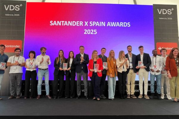 Claro, aquí tienes una sugerencia de título: 

"Banco Santander: Innovaciones y Desafíos en el Sector Financiero" 

Si necesitas algo más específico, no dudes en decírmelo.