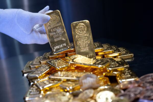 El Oro se Estabiliza: Razones por las que los Inversores Prefieren Conservarlo en sus Portafolios