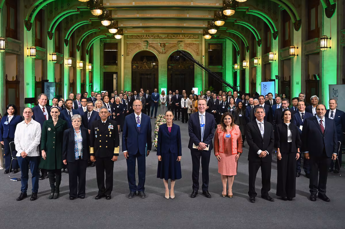 Sheinbaum Invita a Ejecutivos Globales del Foro Económico Mundial a Invertir en México