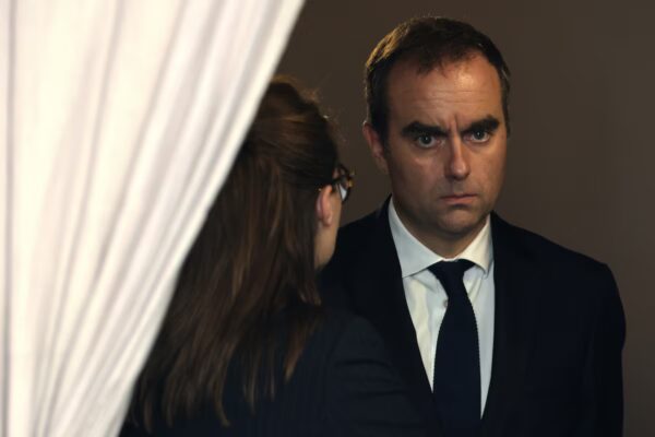 Moody's Revisa a Negativa la Perspectiva de la Deuda Francesa, pero Asegura Su Calificación