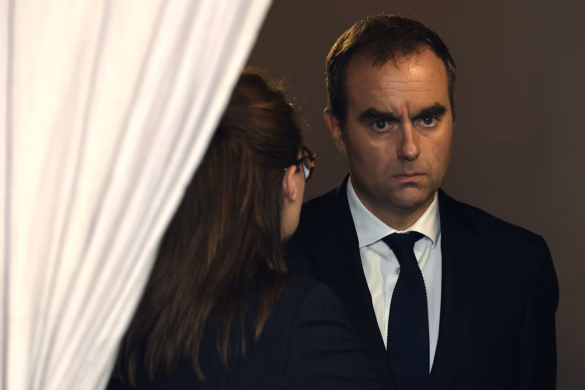 Moody's Revisa a Negativa la Perspectiva de la Deuda Francesa, pero Asegura Su Calificación
