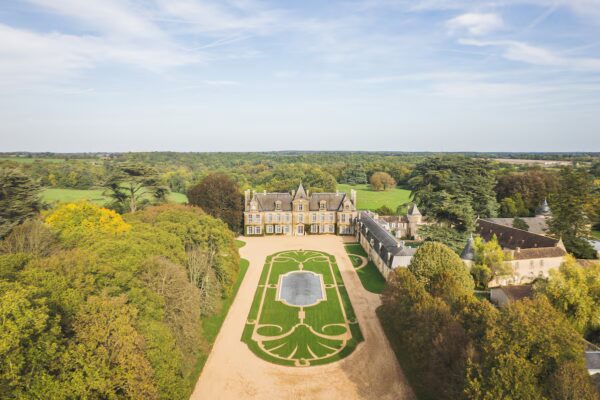 Descubre Tres Propiedades Destacadas: Un Château del Siglo XVIII Ideal para Ecuestres