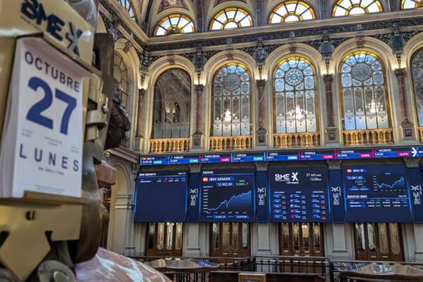 Récord en la Bolsa Española: El Ibex Fluctúa a Pese a que 28 Valores Están Lejos de sus Máximos