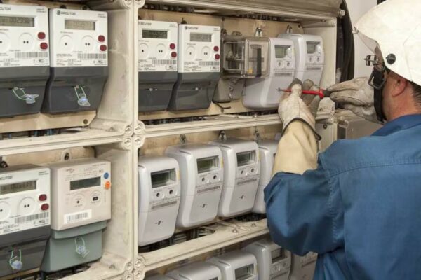 Justicia Protege a Consumidores: Las Eléctricas No Pueden Cobrar Refacturas Sin Pruebas de Manipulación del Contador