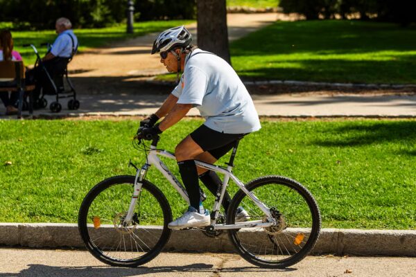 Persisten Desigualdades en Pensiones: Autónomos Reciben 1.012 Euros Menos que Asalariados