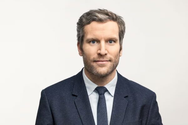 Advertencia de Norbert Rücker: China Arriesga su Dominio en Tierras Raras con Estrategias Muy Estrictas