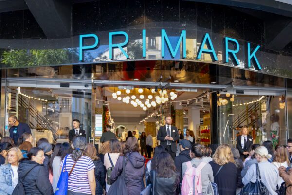 Primark implementa un nuevo acuerdo en España: aumento salarial del 9% y reducción de horas laborales en tres años