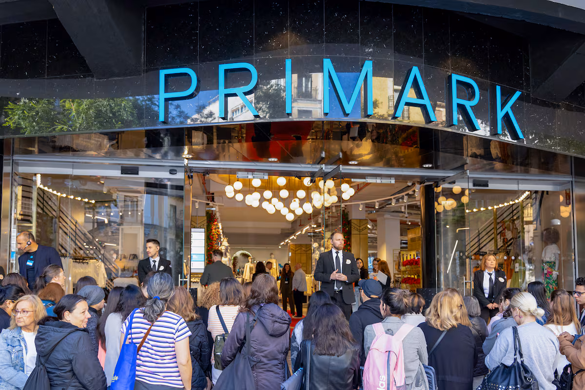 Primark implementa un nuevo acuerdo en España: aumento salarial del 9% y reducción de horas laborales en tres años