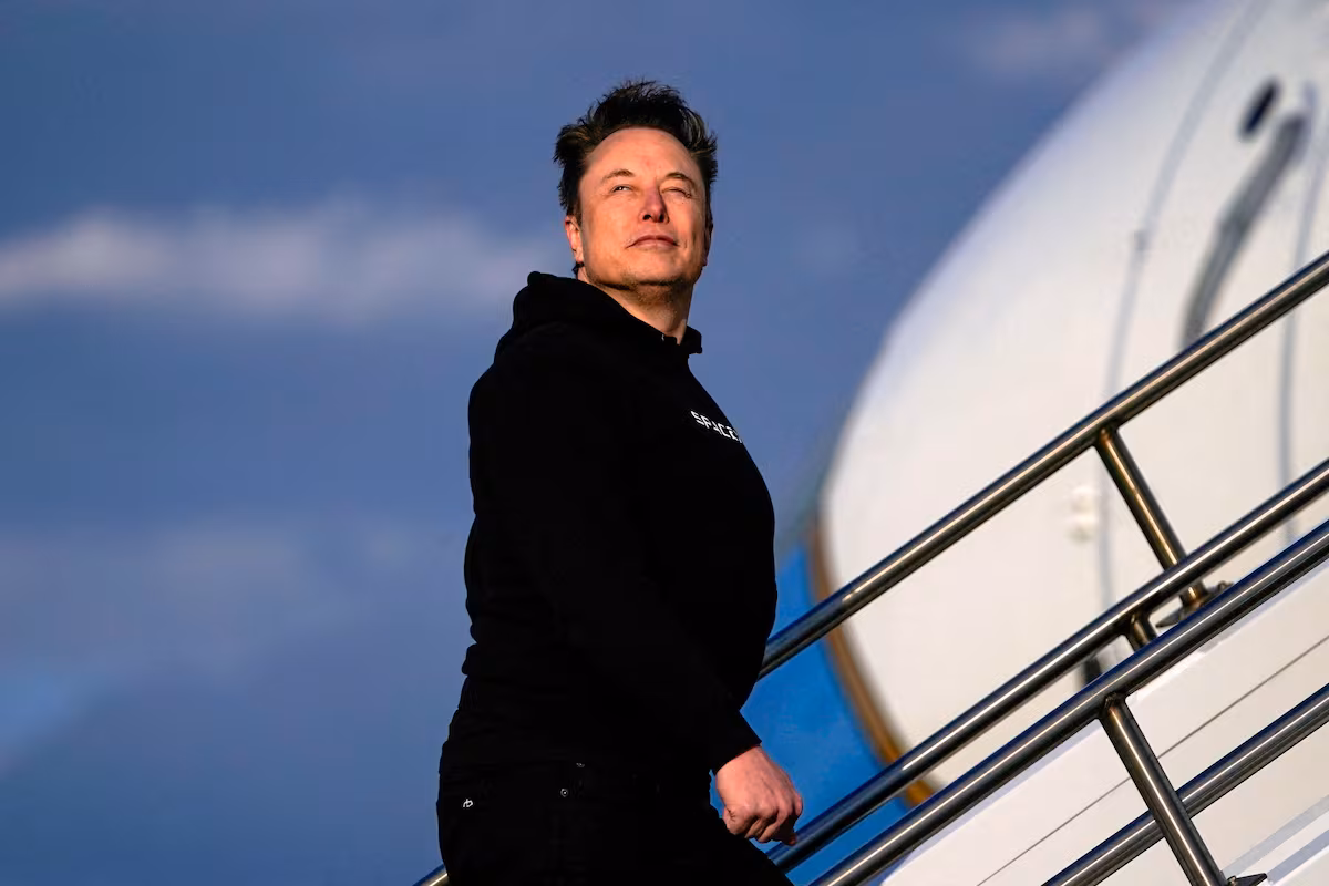 El Intrincado Juego de Musk y su Billón: Una Perspectiva Crítica