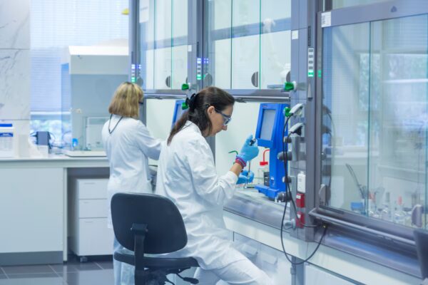 Almirall Experimente un Auge en la Bolsa Tras Reiterar sus Metas para 2025