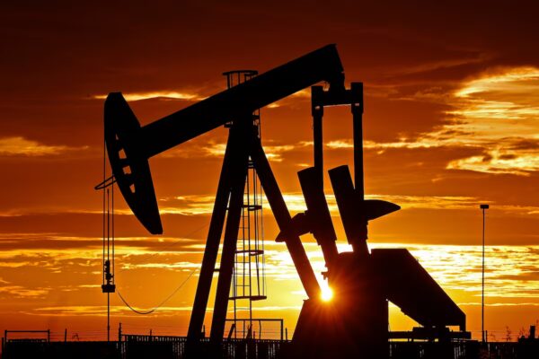 El Petróleo Barato Refuerza la Estabilidad Bursátil Ante Temores de Inflación