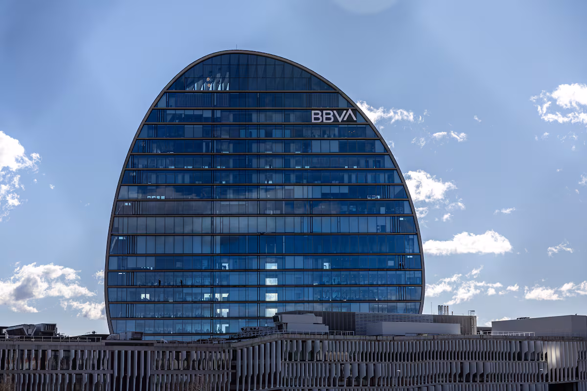 Goldman Sachs apuesta por BBVA y lo posiciona con un potencial de crecimiento del 21%