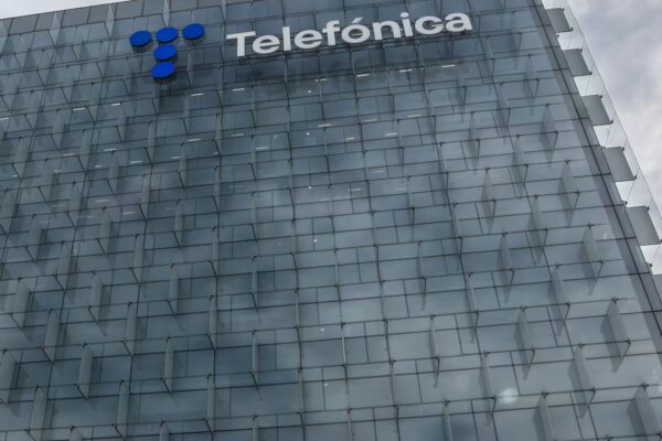 Fitch destaca que la reducción del dividendo de Telefónica fortalece su estrategia de disminución de deuda