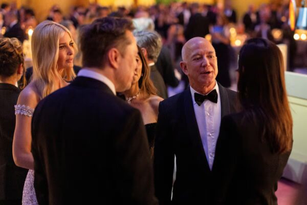 Bezos Intensifica la Competencia Espacial con un Cohete Reutilizable y el Proyecto Amazon Leo