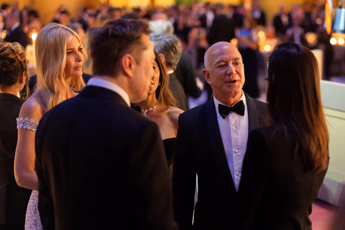 Bezos Intensifica la Competencia Espacial con un Cohete Reutilizable y el Proyecto Amazon Leo